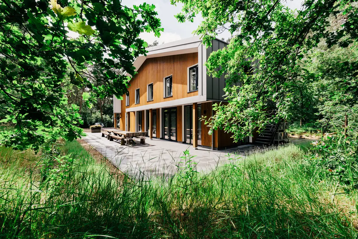Das Haupthaus zwischen Bäumen