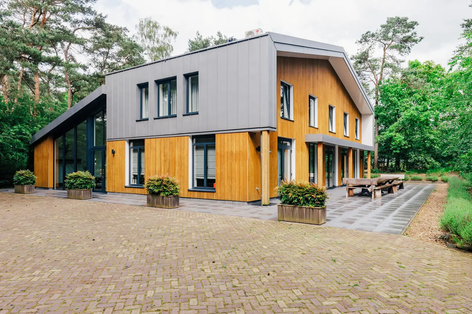 Das Haupthaus mit Terrasse