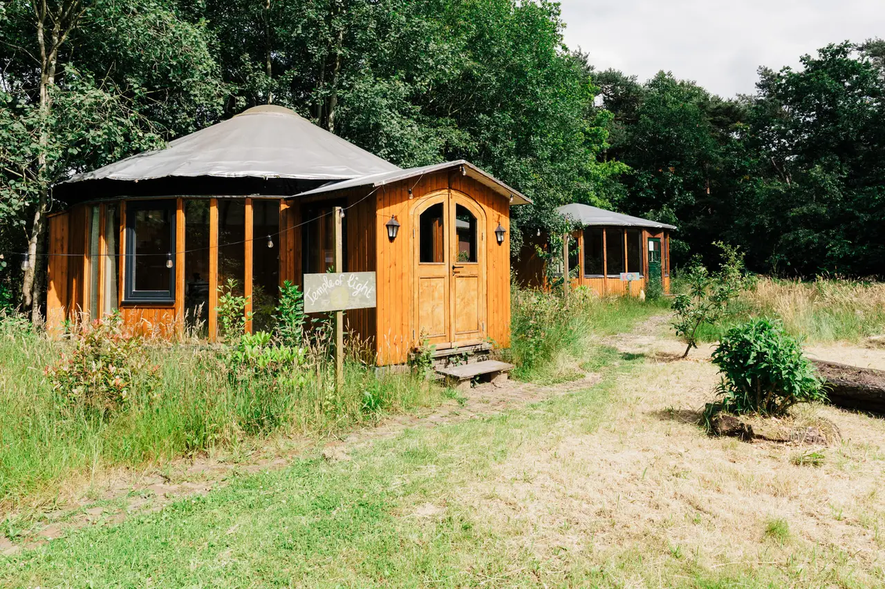 Die Holzjurten auf der Wiese