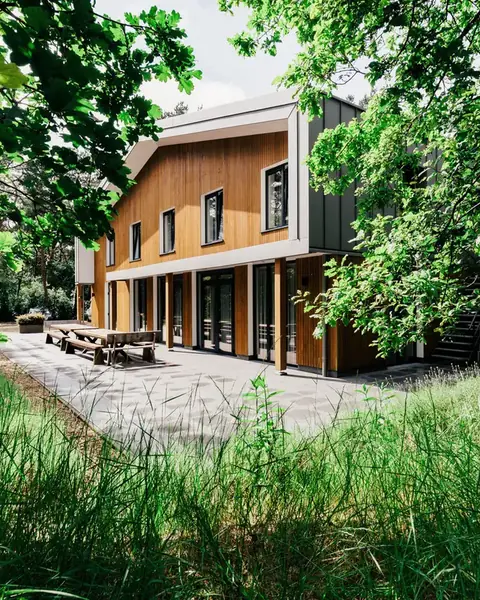 Haupthaus des AVANI Retreat Center im Wald, Helvoirt (Niederlande)