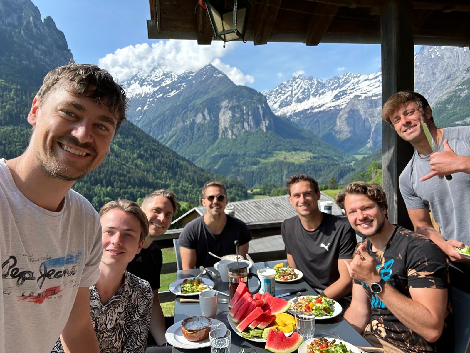 Die Gründer von be:ananda beim gemeinsamen Frühstück mit Blick auf die Schweizer Alpen